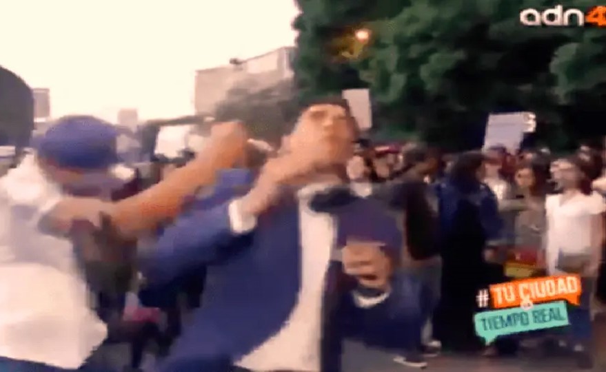 بالفيديو.. شاهد المراسل التلفزيوني يتلقى أعنف لكمة من متظاهر غاضب