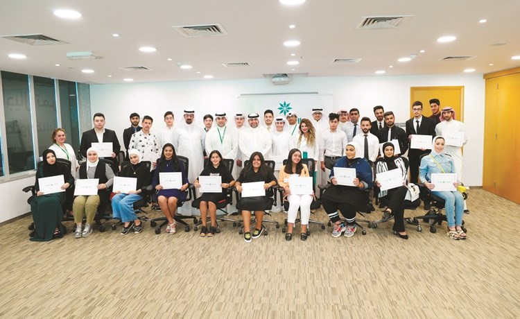 لقطة جماعية للطلبة المشاركين بالبرنامج﻿