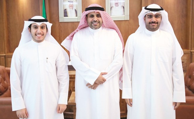 محمد الجبري متوسطا الطالبين خليفة الشحومي وعبدالعزيز الكندري﻿