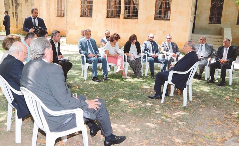 الرئيس العماد ميشال عون خلال دردشة مع الاعلاميين في قصر بيت الدين	(محمود الطويل)﻿