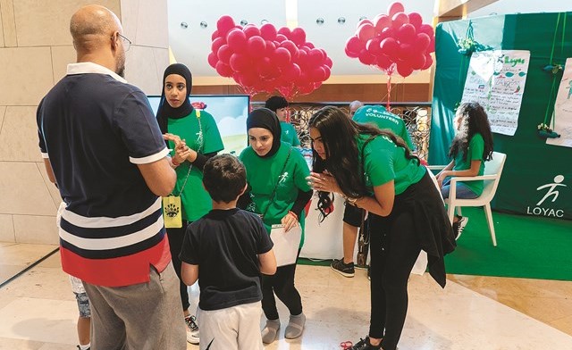متطوعو لوياك خلال تقديم الخدمات التوعوية للكبار والصغار﻿