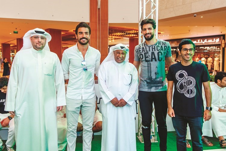 يوسف الرويح مع كابتن الجيل الذهبي سعد الحوطي واللاعبين الدوليين أحمد الرياحي وفهد الأنصاري، وممثل بيتك﻿