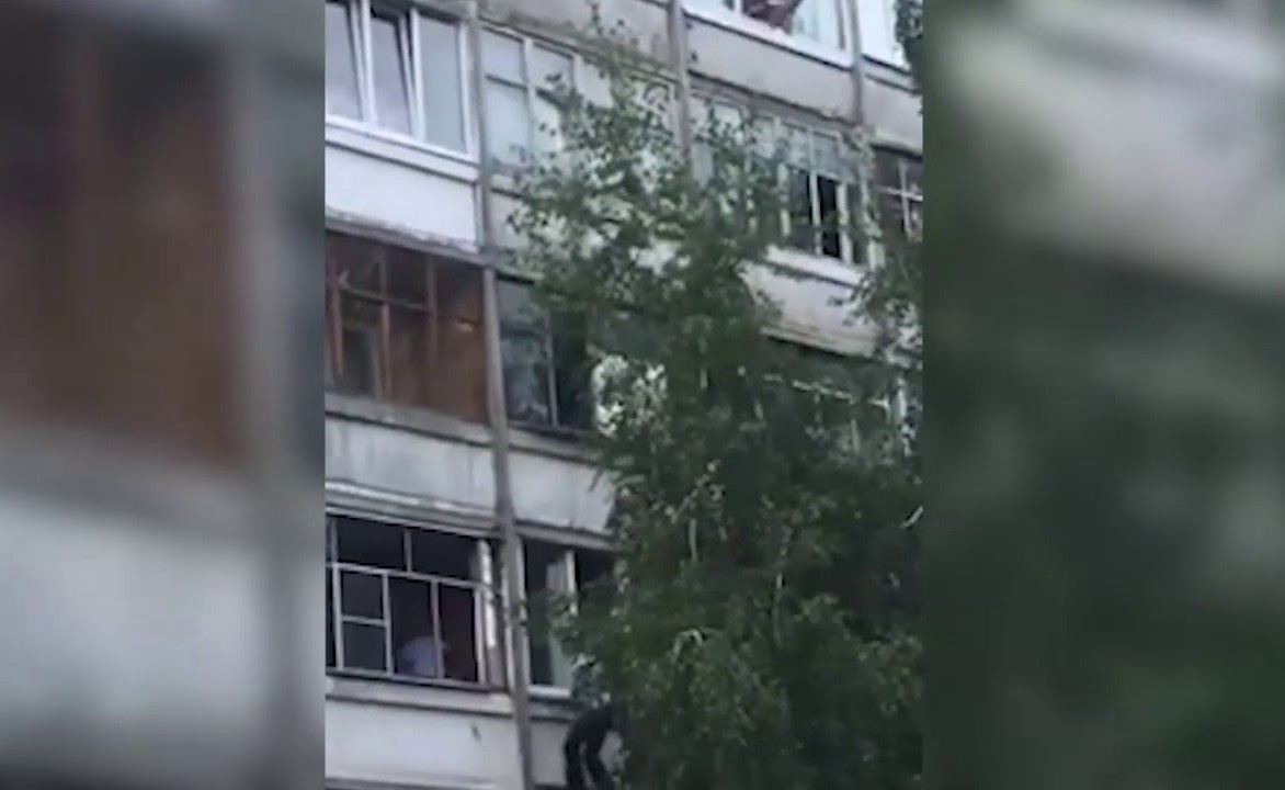 بالفيديو.. أب يحاول إلقاء ابنته الرضيعة من النافذة!