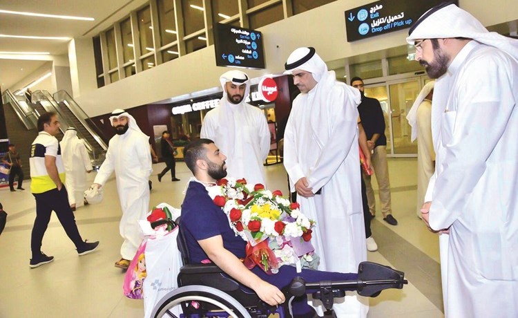 اللواء خالد عبدالله اثناء استقباله الرقيب الأول بعد عودته للبلاد﻿