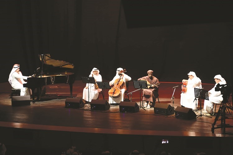 جانب من فقرات الفرقة الموسيقية بقيادة عازف البيانو فيصل البحيري	(احمد علي)﻿