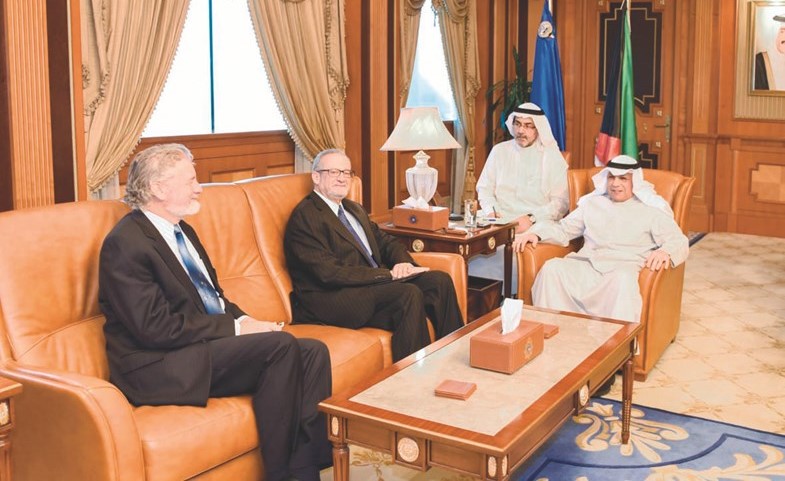 الشيخ خالد الجراح مستقبلا السفير الأميركي﻿