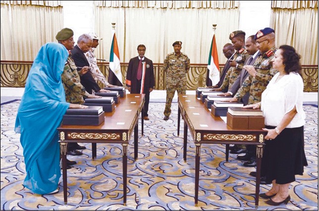 أعضاء المجلس السيادي في السودان يؤدون اليمين بحضور رئيسه الفريق عبدالفتاح البرهان   (أ.ف.پ)