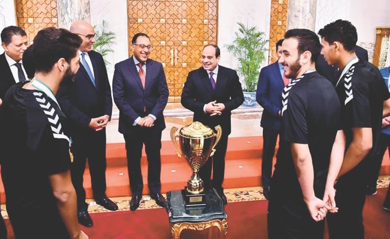 الرئيس عبدالفتاح السيسي مستقبلا أبطال العالم لكرة اليد تحت 19 عاما﻿