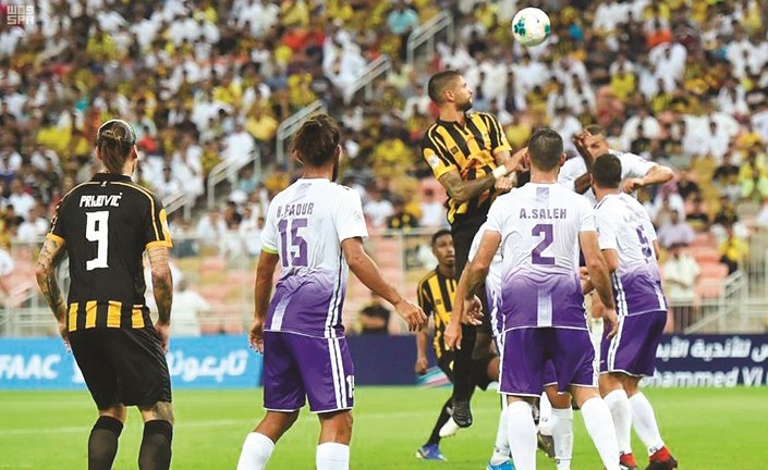 لاعب الاتحاد مانويل داكوستا يحول الكرة برأسه صوب مرمى العهد ﻿
