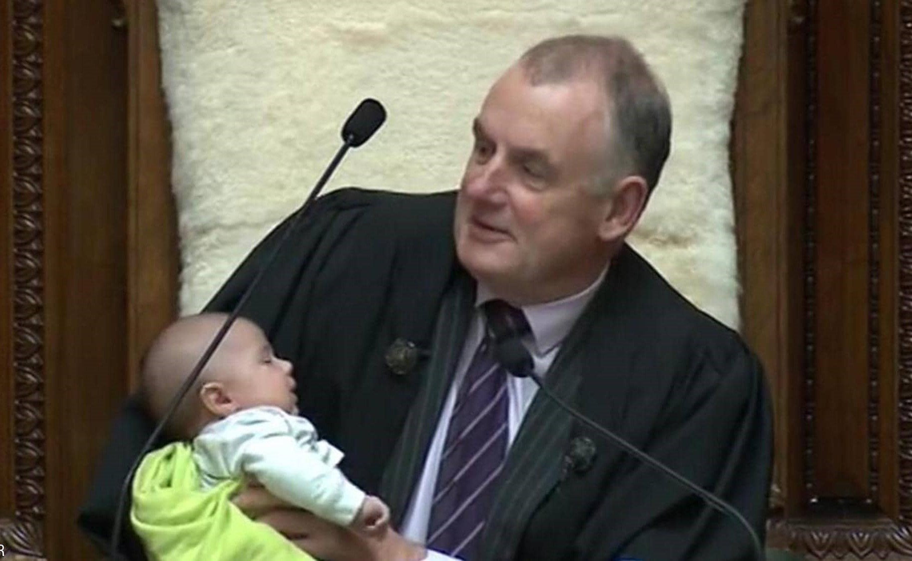 بالفيديو.. رئيس برلمان نيوزيلندا يرضع طفلا خلال جلسة نقاش