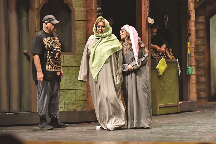 ﻿إلهام الفضالة وهيا الشعيبي وداود حسين في مسرحية عودة ريا وسكينة﻿