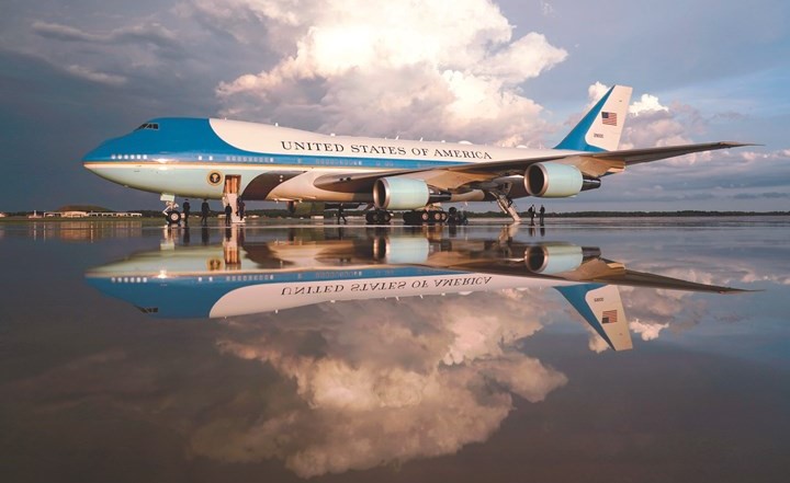 ﻿طائرة الرئاسة الأولى على ارض مطار قاعدة اندروز بعد ان أعادت الرئيس دونالد ترامبمن كنتاكي	(رويترز)﻿