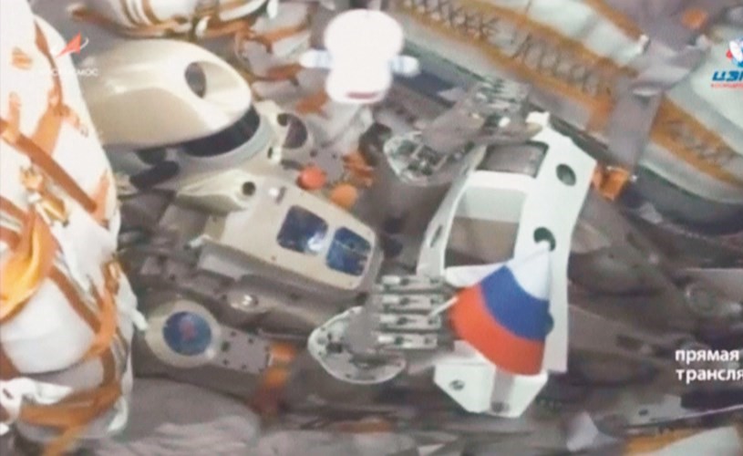 لقطة من الفيديو للروبوت فيودور في المركبة سويوز﻿