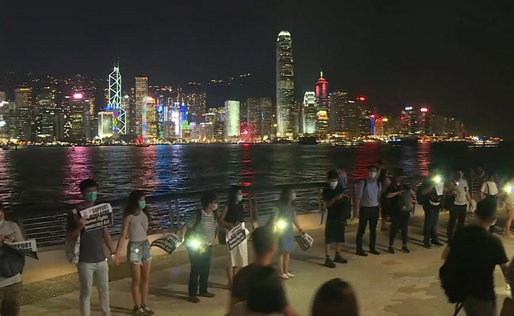 سلسلة بشرية في هونغ كونغ للمتظاهرين المطالبين بالديموقراطية