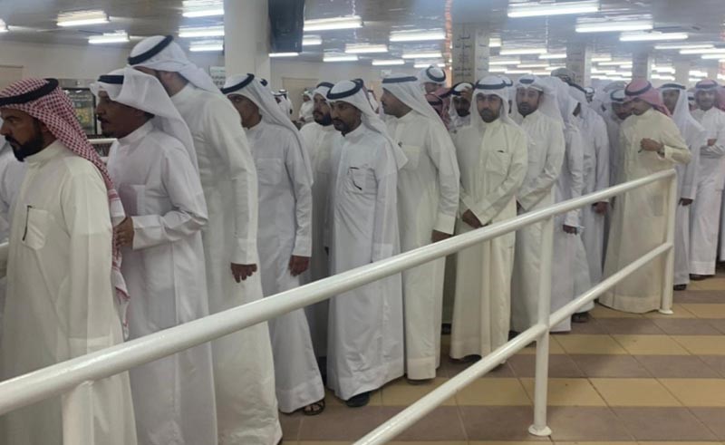  جانب من العزاء في المقبرة
