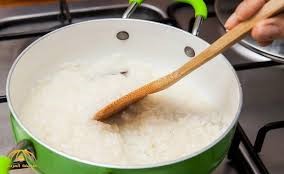 تحذير من خطأ يرتكبه الكثير عند طهو الأرز يسبب مشاكل صحية مثل أمراض القلب والسكري والسرطان