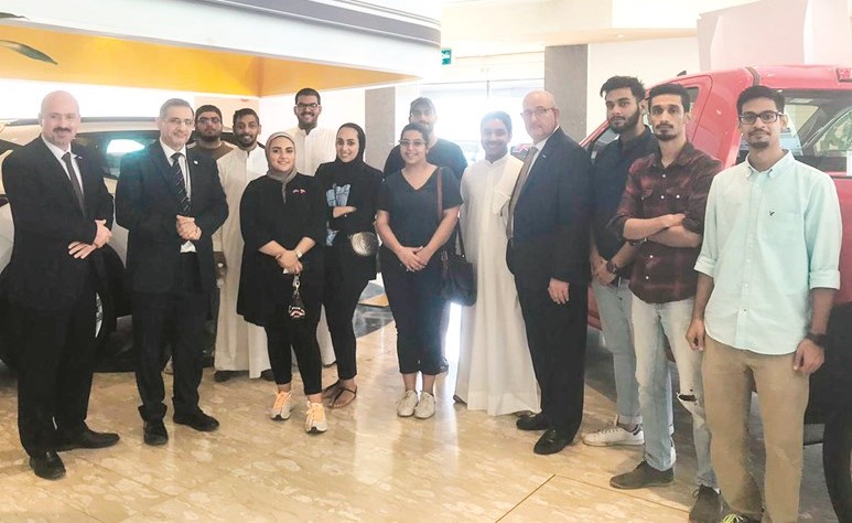 جانب من زيارة طلبة الكلية الأسترالية إلى معرض سيارات يوسف أحمد الغانم﻿