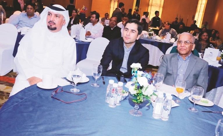  السفير جاسم الناجم مع عدد من ممثلي قطاع السفريات في الحفل الذي أقيم بمناسبة مرور 65 عاما على تأسيس الخطوط الجوية الكويتية في نيودلهي﻿
