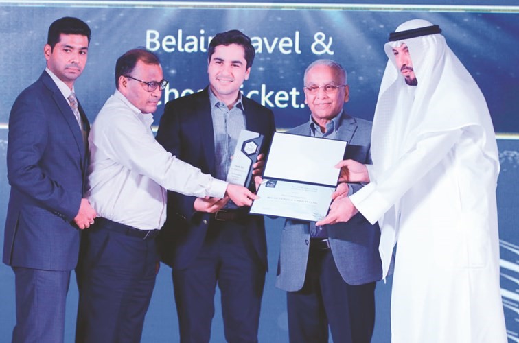  السفير جاسم الناجم خلال تكريم أحد المشاركين في الحفل ﻿