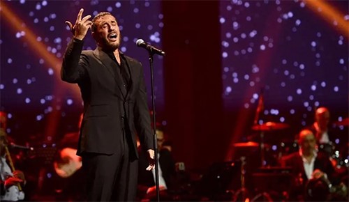 بالفيديو.. كاظم الساهر يغني لـ"الدبيكة" على مسرح أبها