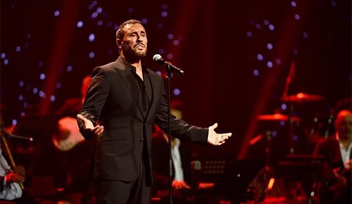 بالفيديو.. كاظم الساهر يغني لـ"الدبيكة" على مسرح أبها