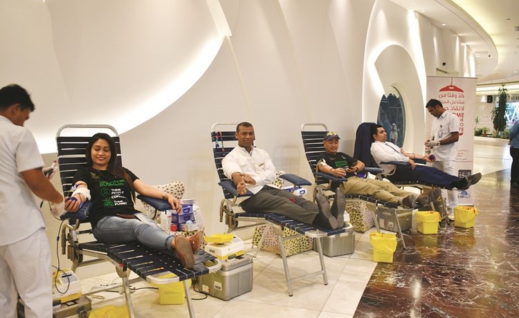 إقبال من موظفي الشركة التجارية العقارية على التبرع بالدم﻿
