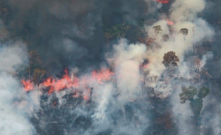 دخان كثيف يتصاعد جراء الحرائق المشتعلة في غابات الامازون أمس	(ا.ف.پ) ﻿