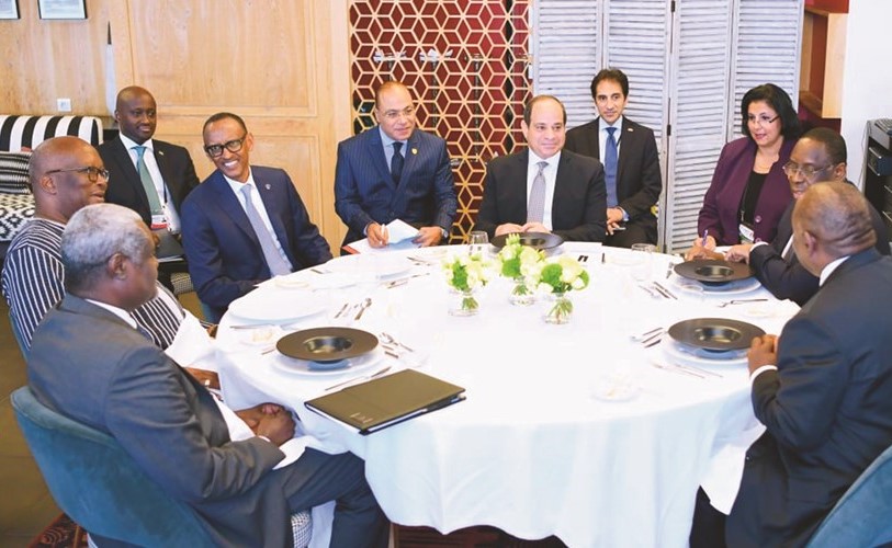 الرئيس عبدالفتاح السيسي مستقبلا عددا من الزعماء الأفارقة على غداء عمل على هامش قمة مجموعة السبع الكبرى في فرنسا أمس﻿
