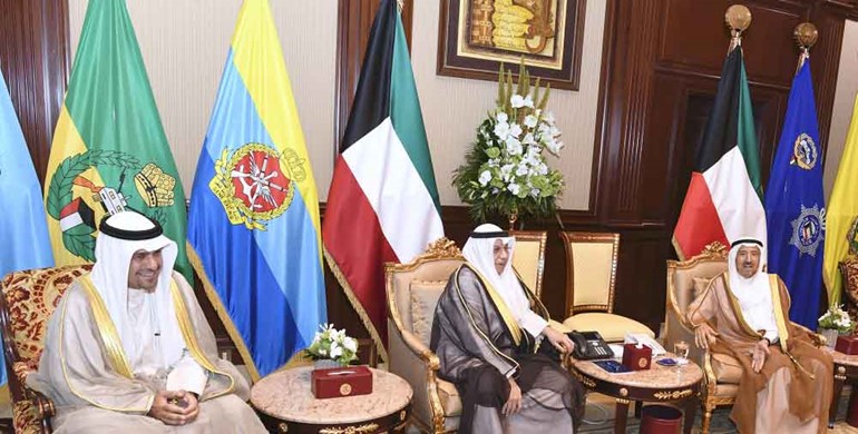 صاحب السمو مستقبلا وزير الداخلية خالد الجراح نوائب رئيس مجلس الوزراء ووزير الدولة لشؤون مجلس الوزراء أنس الصالح