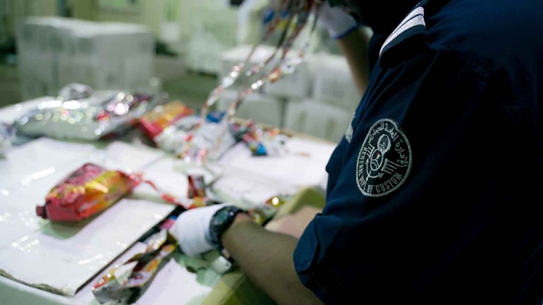 "جمارك الشويخ" تحبط محاولة تهريب نحو 400 الف حبة «تنباك»