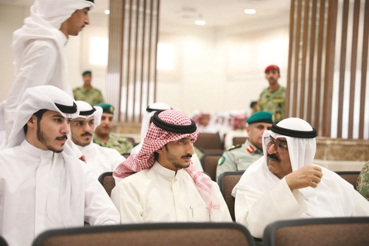 الشيخ مشعل الأحمد في حديث مع أبنائه المتقدمين﻿