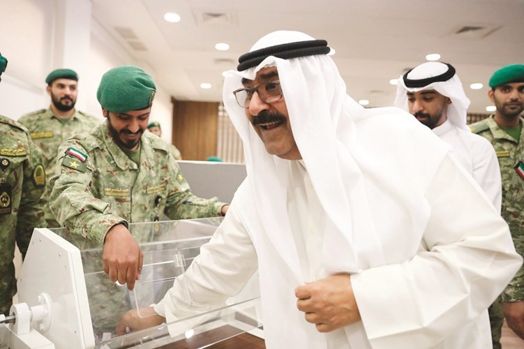 الشيخ مشعل الأحمد مشاركا في فعاليات القرعة﻿