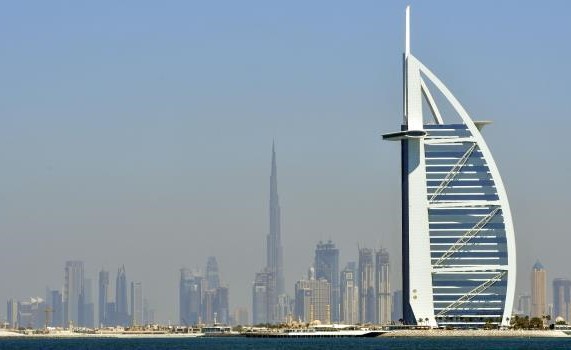 دبي.. سائق يهدد بنشر فيديوهات لبنات العائلة الخليجية التي يعمل لديها