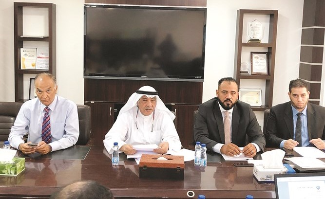 رئيس الاجتماع محمود عبد المجيد وإلى يمينه مراقب الحسابات عادل الصانع والمدير المالي للشركة ﻿