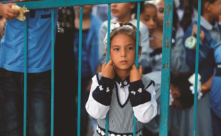 الحزن باديا على وجه طالبة فلسطينية في أول ايام الدراسة بإحدى مدارس خان يونس امس	(رويترز) ﻿