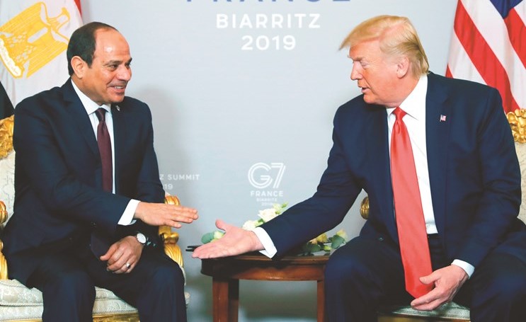 الرئيس المصري عبدالفتاح السيسي مصافحا نظيره الأميركي دونالد ترامب خلال محادثاتهما على هامش ﻿﻿قمة مجموعة السبع في فرنسا أمس							(رويترز)﻿