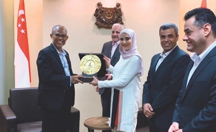 د.خالد الفاضل ومريم العقيل مع الوفد الزائر ﻿