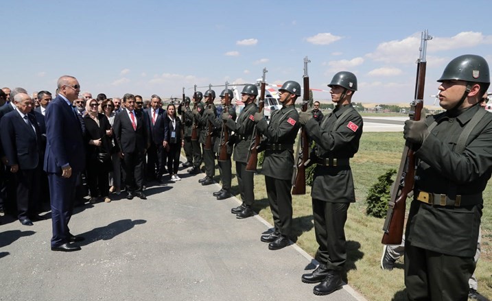 الرئيس التركي رجب طيب اردوغان يستعرض حرس الشرف لدى وصوله الى مدينة مالازغيرت	(رويترز)﻿