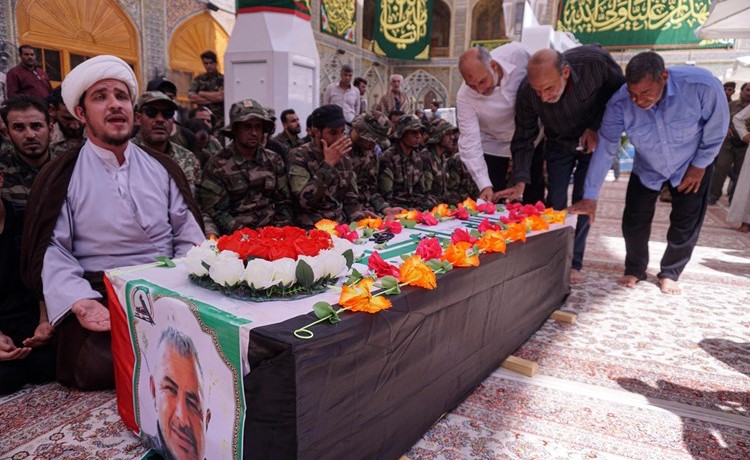 الحشد الشعبي يشيع القيادي ابو علي الدبي الذي قتل في الغارة قرب الحدود السورية	(أ.ف.پ)﻿