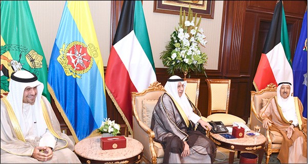 صاحب السمو الامير الشيخ صباح الاحمد لدى استقباله نائب رئيس الوزراء ووزير الداخلية الشيخ خالد الجراح ونائب رئيس الوزراء ووزير الدولة لشؤون مجلس الوزراء انس الصالح