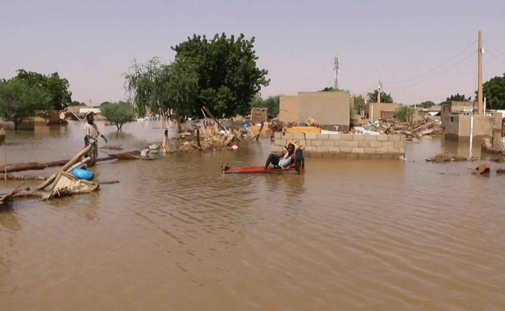 بالفيديو.. سودانيون يحاولون إنقاذ ما يمكن بعدما أغرقت مياه النيل قراهم