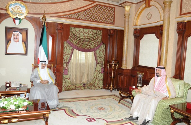 سمو ولي العهد مستقبلا السفير علي الخالد