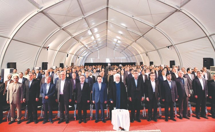 صورة جماعية للرئيس الايراني حسن روحاني مع عدد من المسؤولين خلال افتتاح إحدى الفعاليات بطهران امس	(رويترز) ﻿