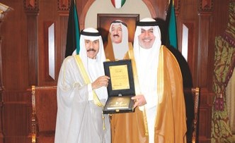 سمو ولي العهد مستقبلا الشاعر يوسف الشطي﻿