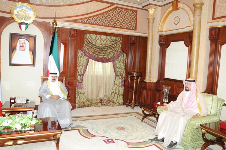 سمو ولي العهد خلال استقباله السفير الشيخ علي الخالد﻿