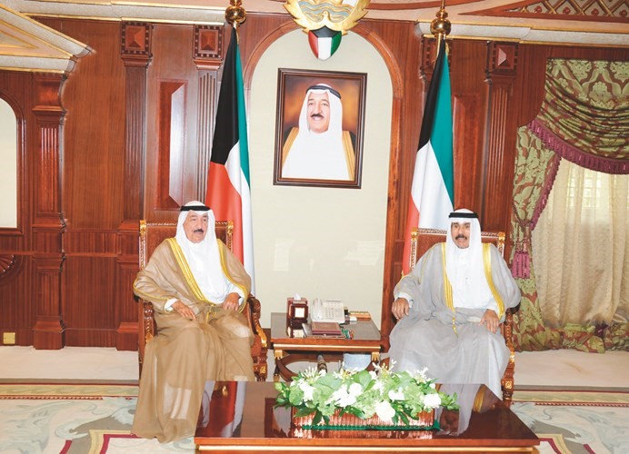 سمو ولي العهد الشيخ نواف الأحمد خلال استقباله الشيخ جابر العبدالله ﻿