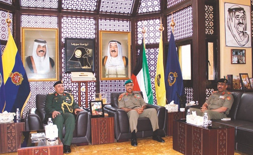 الفريق الركن محمد الخضر خلال استقباله العميد الركن أحمد سيف الكعبي﻿