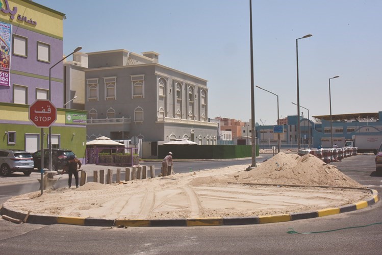 تجهيز أحد المواقع لإنجاز أعمال التبليط﻿