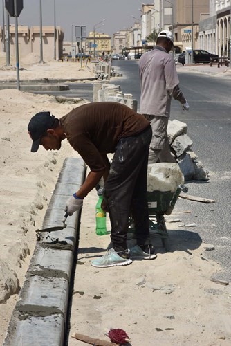 أحد العمال خلال تركيب حاجز الرصيف﻿