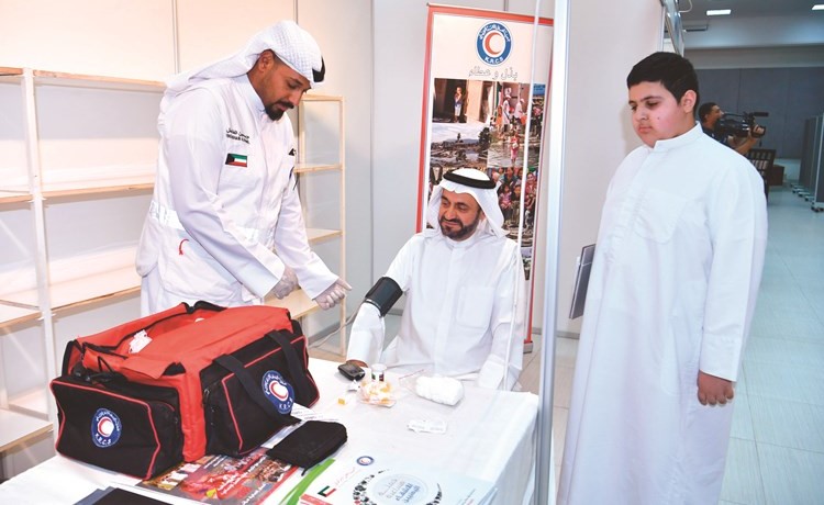 فحوصات طبية في جناح جمعية الهلال الأحمر﻿
